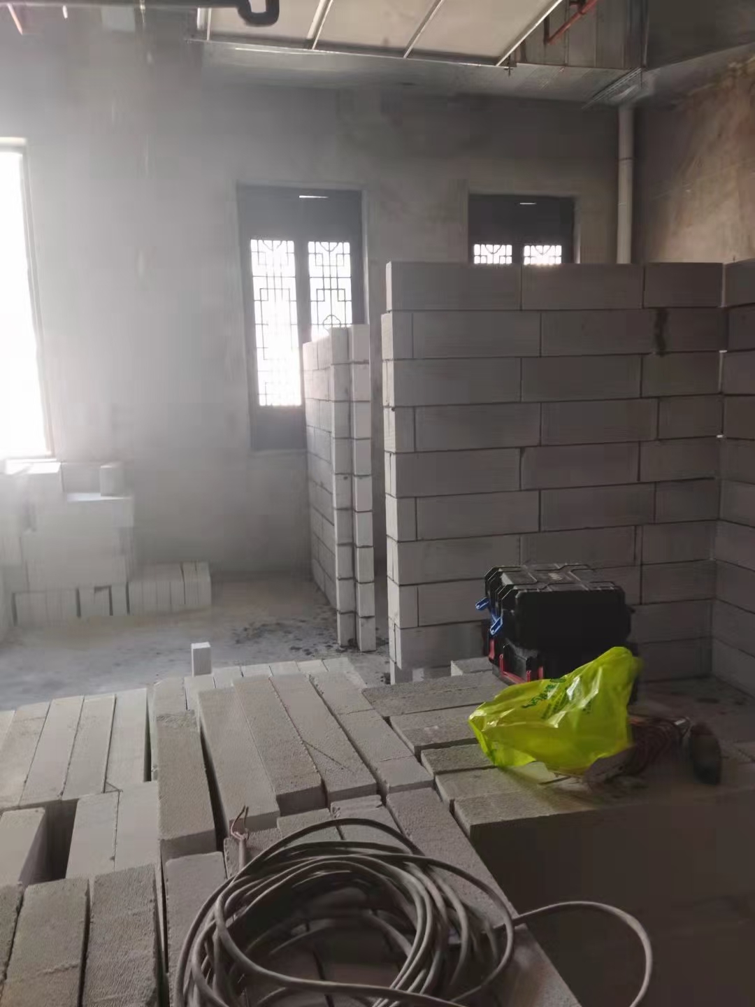轻质砖厂家供货与施工场景